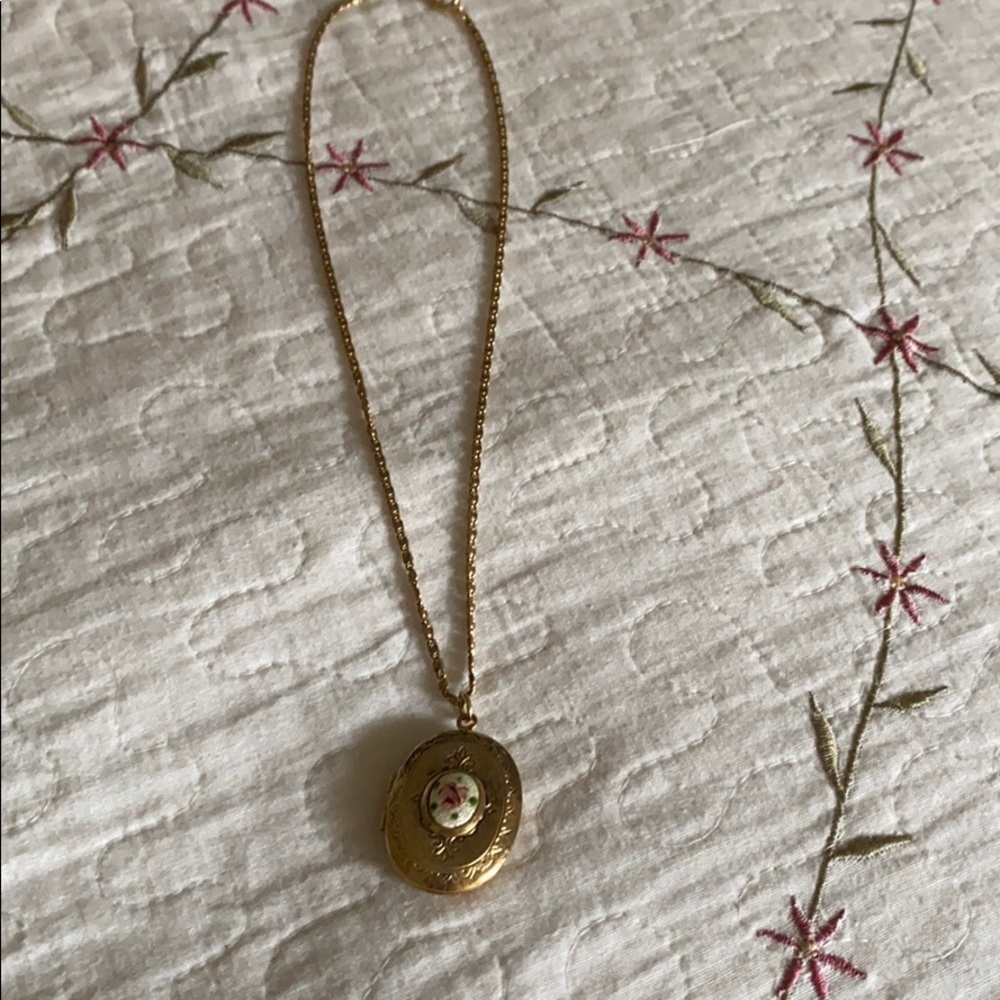 Vintage locket necklace🌸🌺💜 - Picture 3 of 7